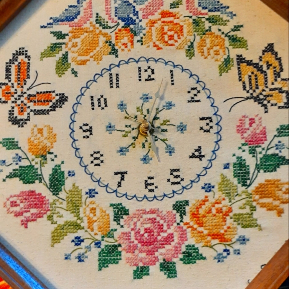 Vintage 1980 needle point clock that works